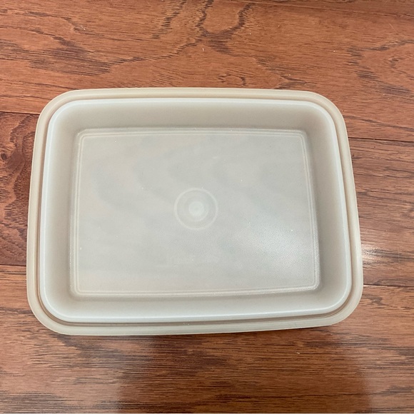 Tupperware Lunchbox Red Rectangle - Picture 5 of 5